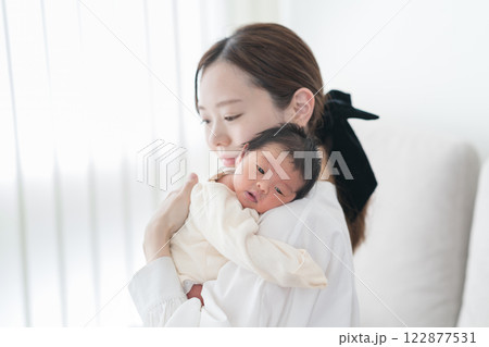 ママに抱っこされる赤ちゃん 122877531