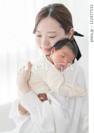 ママに抱っこされる赤ちゃん ママに抱っこされる赤ちゃん 122877532