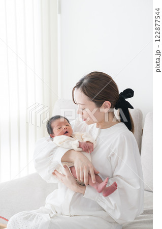 ママに抱っこされる赤ちゃん ママに抱っこされる赤ちゃん 122877544