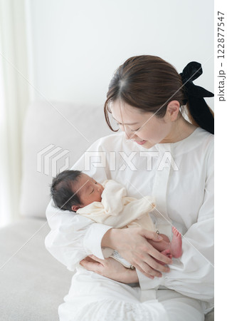 ママに抱っこされる赤ちゃん ママに抱っこされる赤ちゃん 122877547