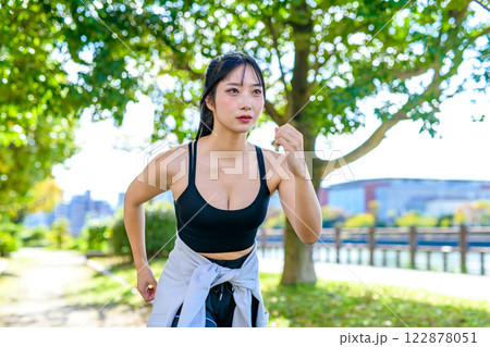 木漏れ日の道をジョギングするかっこいい女性 走る ダイエット エクササイズ 運動 木漏れ日の道をジョギングするかっこいい女性 走る ダイエット エクササイズ 運動 122878051