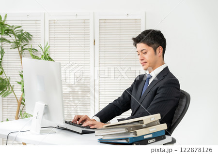 ビジネスマン　疲れ　マルチタスク 122878126