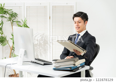 ビジネスマン　疲れ　マルチタスク 122878129
