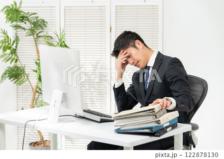 ビジネスマン　疲れ　マルチタスク 122878130