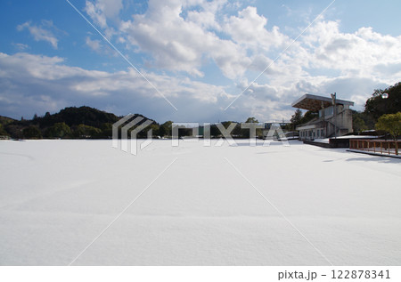 雪に覆われた陸上競技場 122878341