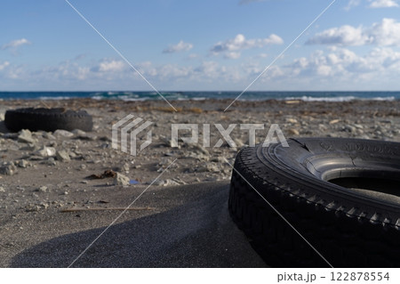 海岸に打ち上げられたタイヤ 122878554