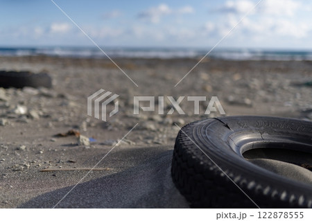 海岸に打ち上げられたタイヤ 122878555