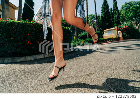 Cinematic movement: effortless fashion in motion, blending statement accessories with dynamic street 122878602