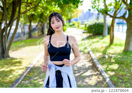 木漏れ日の道をジョギングするかっこいい女性 歩く ダイエット エクササイズ 運動 木漏れ日の道をジョギングするかっこいい女性 歩く ダイエット エクササイズ 運動 122878604