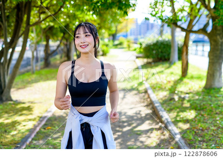 木漏れ日の道をジョギングするかっこいい女性 歩く ダイエット エクササイズ 運動 木漏れ日の道をジョギングするかっこいい女性 歩く ダイエット エクササイズ 運動 122878606