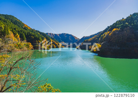 豊根村の新豊根ダムの紅葉に包まれたみどり湖の風景(愛知県) 122879110