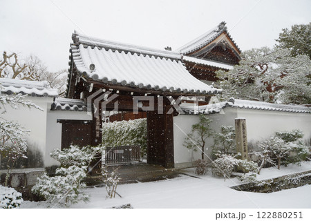 雪の南禅寺　真乗院　京都市左京区 122880251