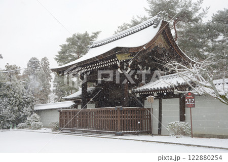 雪の南禅寺　勅使門　京都市左京区 122880254