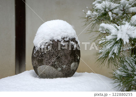 雪の南禅寺　牧護庵の丸石　京都市左京区 122880255