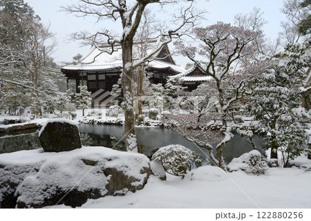 雪の南禅寺　牧護庵の境内　京都市左京区 122880256