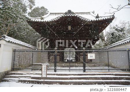雪の南禅寺　金地院の東照宮門　京都市左京区 122880447