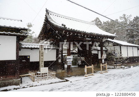 雪の南禅寺　金地院の山門　京都市左京区 122880450