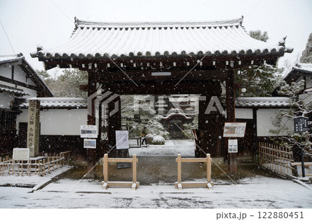 雪の南禅寺　金地院の山門　京都市左京区 122880451