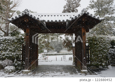 雪の南禅寺 金地院参道の門 京都市左京区 雪の南禅寺 金地院参道の門 京都市左京区 122880452