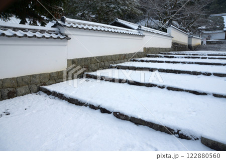 雪の南禅寺　南禅僧堂前の参道　京都市左京区 122880560