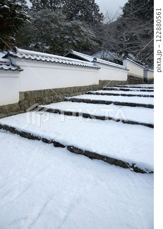 雪の南禅寺　南禅僧堂前の参道　京都市左京区 122880561