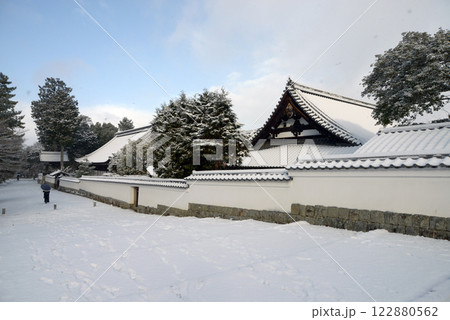 雪の南禅寺　南禅僧堂前の参道　京都市左京区 122880562