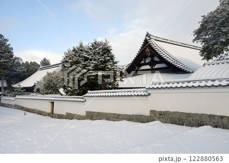 雪の南禅寺　南禅僧堂前の参道　京都市左京区 122880563