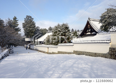 雪の南禅寺　南禅僧堂前の参道　京都市左京区 122880662