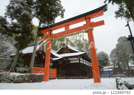 雪の上賀茂神社 鳥居と庁屋 京都市北区 雪の上賀茂神社 鳥居と庁屋 京都市北区 122880792