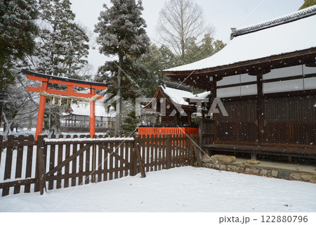 雪の上賀茂神社 鳥居と庁屋 京都市北区 雪の上賀茂神社 鳥居と庁屋 京都市北区 122880796