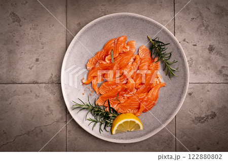 Traditional Norwegian fresh salmon in slices 122880802