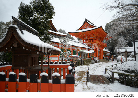 雪の上賀茂神社 境内の積雪 京都市北区 雪の上賀茂神社 境内の積雪 京都市北区 122880929