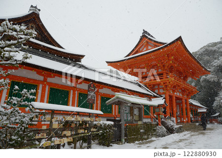 雪の上賀茂神社 回廊と楼門 京都市北区 雪の上賀茂神社 回廊と楼門 京都市北区 122880930
