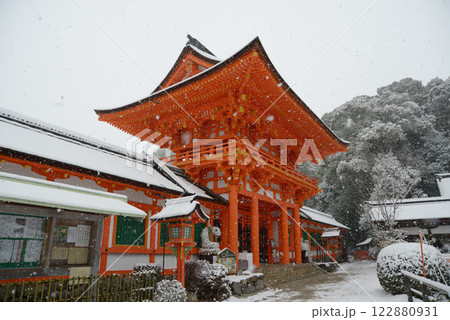 雪の上賀茂神社 回廊と楼門 京都市北区 雪の上賀茂神社 回廊と楼門 京都市北区 122880931