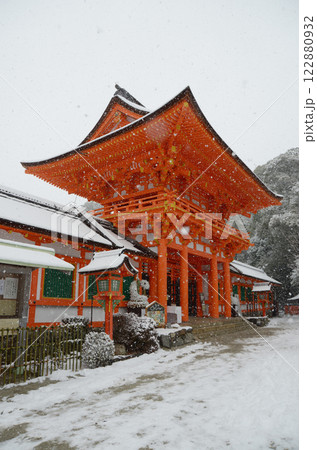 雪の上賀茂神社　回廊と楼門　京都市北区 122880932