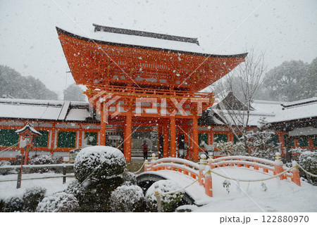 雪の上賀茂神社 楼門 京都市北区 雪の上賀茂神社 楼門 京都市北区 122880970