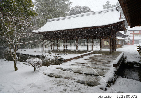 雪の上賀茂神社　橋殿　京都市北区 122880972