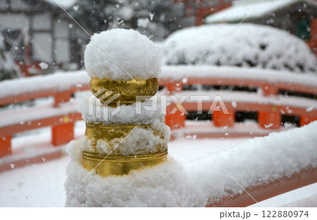 雪の上賀茂神社 玉橋の擬宝珠 京都市北区 雪の上賀茂神社 玉橋の擬宝珠 京都市北区 122880974