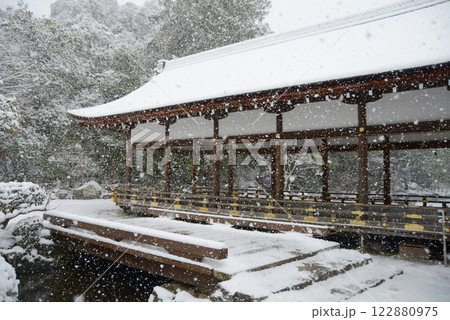 雪の上賀茂神社　橋殿　京都市北区 122880975