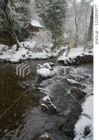 雪の上賀茂神社　ならの小川と岩本神社　京都市北区 122880977