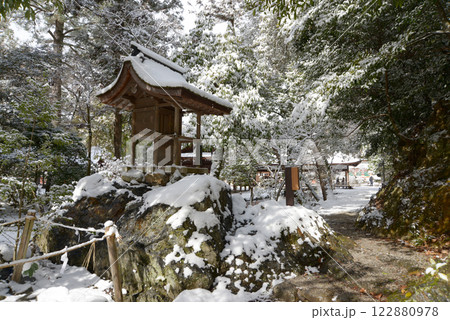 雪の上賀茂神社　岩本神社　京都市北区 122880978