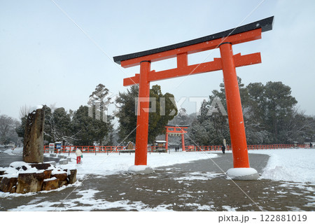 雪の上賀茂神社 大鳥居 京都市北区 雪の上賀茂神社 大鳥居 京都市北区 122881019
