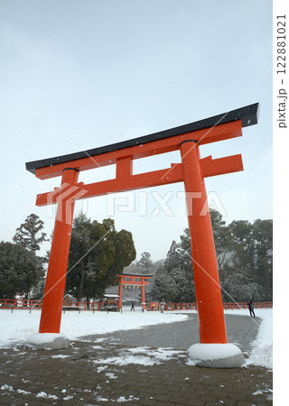 雪の上賀茂神社　大鳥居　京都市北区 122881021
