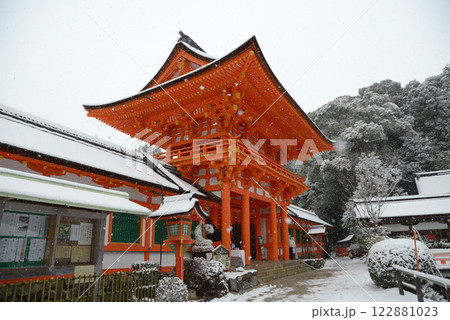 雪の上賀茂神社　楼門　京都市北区 122881023
