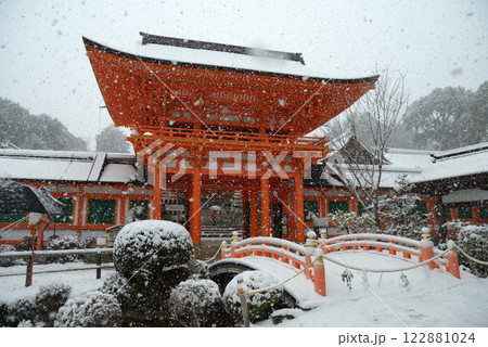 雪の上賀茂神社 楼門 京都市北区 雪の上賀茂神社 楼門 京都市北区 122881024