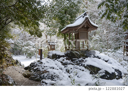 雪の上賀茂神社 岩本神社 京都市北区 雪の上賀茂神社 岩本神社 京都市北区 122881027
