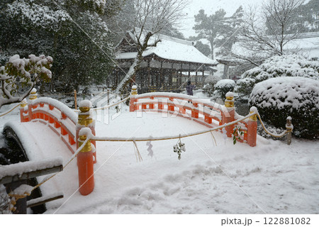 雪の上賀茂神社　玉橋　京都市北区 122881082