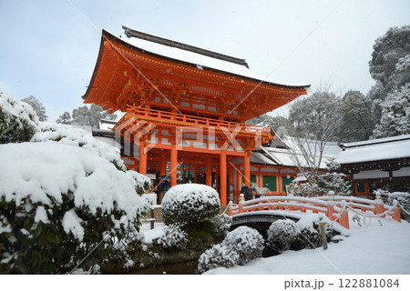 雪の上賀茂神社 楼門 京都市北区 雪の上賀茂神社 楼門 京都市北区 122881084