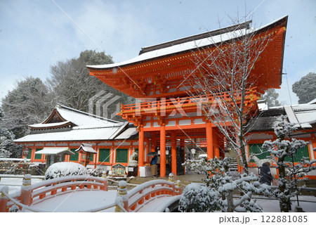 雪の上賀茂神社 楼門 京都市北区 雪の上賀茂神社 楼門 京都市北区 122881085