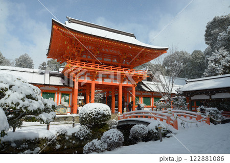 雪の上賀茂神社 楼門 京都市北区 雪の上賀茂神社 楼門 京都市北区 122881086